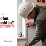 Baumeister Franz Grassl prüft bei einer Hausbesichtigung die Fensterlaibung eines Altbaus