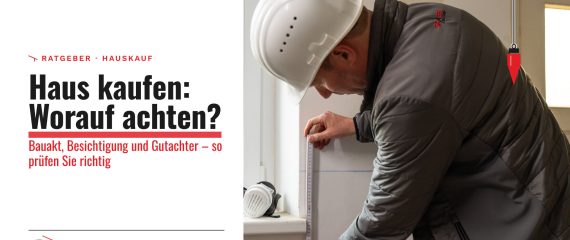 Baumeister Franz Grassl prüft bei einer Hausbesichtigung die Fensterlaibung eines Altbaus