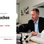 Baumeister Franz Grassl prüft im Planungsbüro Baupläne für ein Bauansuchen in Niederösterreich