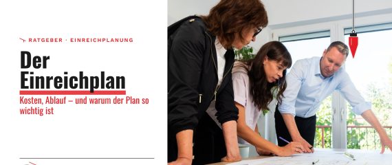 Planungsteam von Baumeister Grassl bespricht einen Einreichplan am Plantisch – Ratgeber zu Kosten und Ablauf