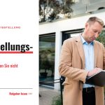 Baumeister Franz Grassl prüft vor einem fertigen Haus die Unterlagen für die Fertigstellungsanzeige