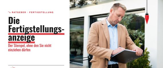 Baumeister Franz Grassl prüft vor einem fertigen Haus die Unterlagen für die Fertigstellungsanzeige