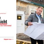 Baumeister Franz Grassl prüft auf der Baustelle einen Plan – Ratgeber Örtliche Bauaufsicht und ihre Kosten