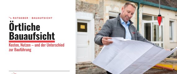 Baumeister Franz Grassl prüft auf der Baustelle einen Plan – Ratgeber Örtliche Bauaufsicht und ihre Kosten